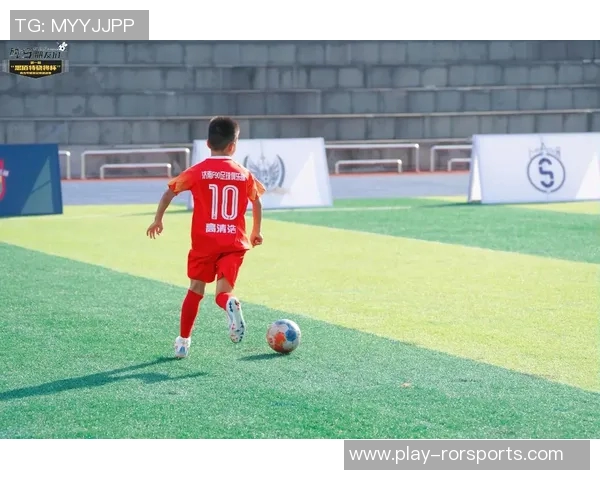 英超足球热议重庆足球队团队协作问题引发的争议与反思